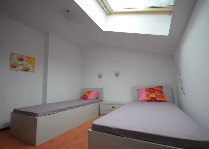 Penthouse 2 Bedroom W Fireplace Apartment