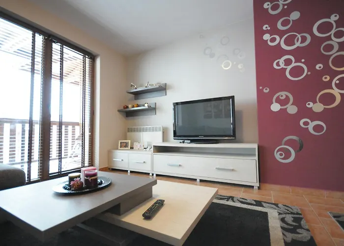 Penthouse 2 Bedroom W Fireplace Apartment